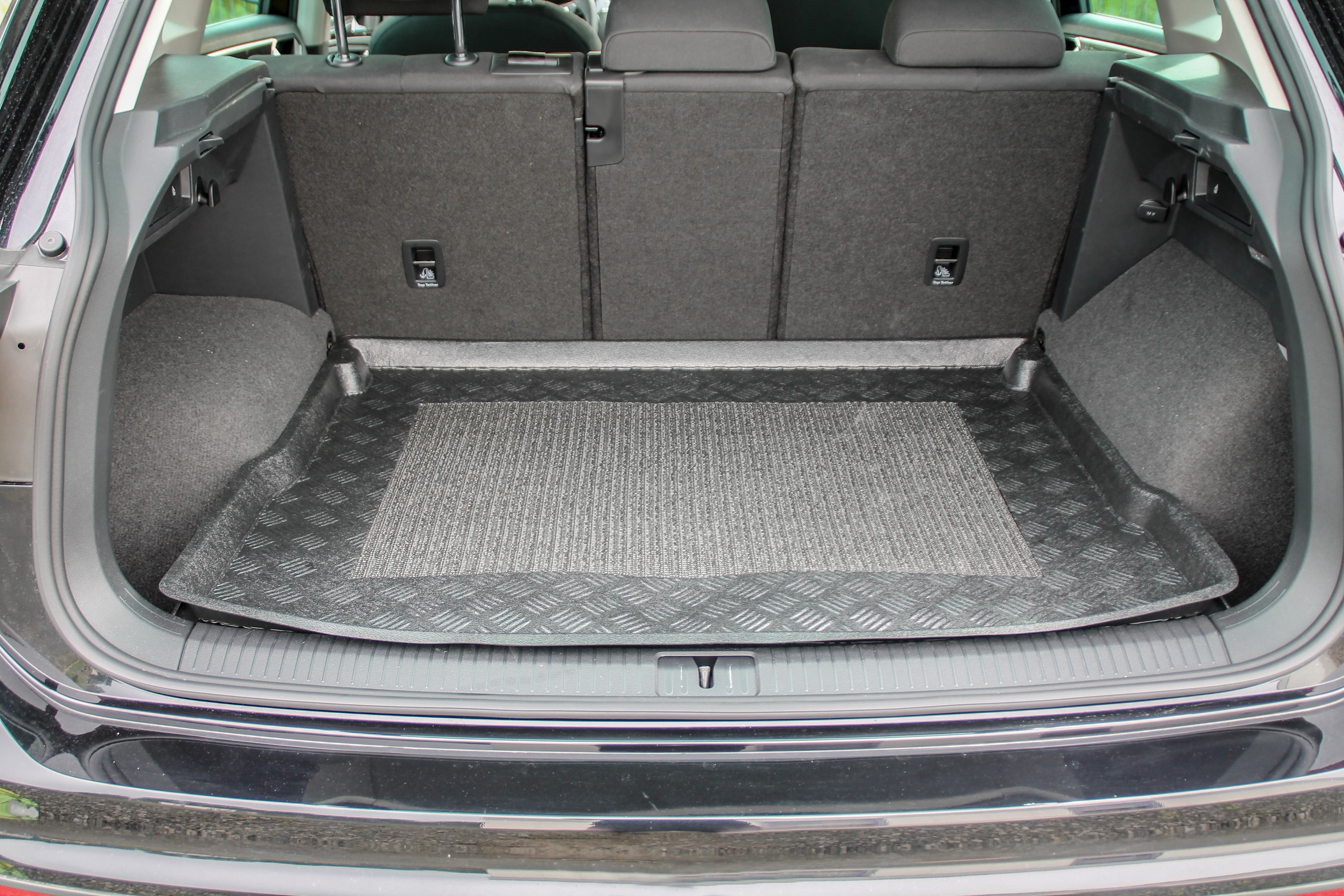 Design Kofferraumwanne passend für Seat Leon ST Kombi 5F ab BJ. 10.2013>  für variablen Ladeboden in oberer Position Kofferraummatte passgenau mit  erhöhtem Rand
